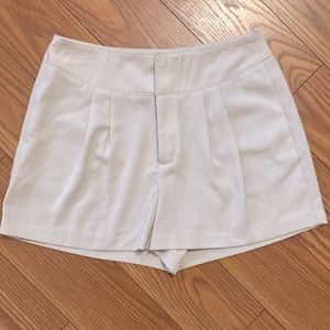 Jennifer Lopez women’s pleated tan dress shorts side slash pockets zip up sz 6
